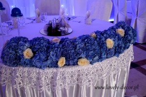 Hortensje na stole państwa młodych dekoracje weselne 